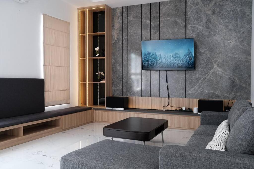 55 With Pool, Karaoke And Rooftop Villa