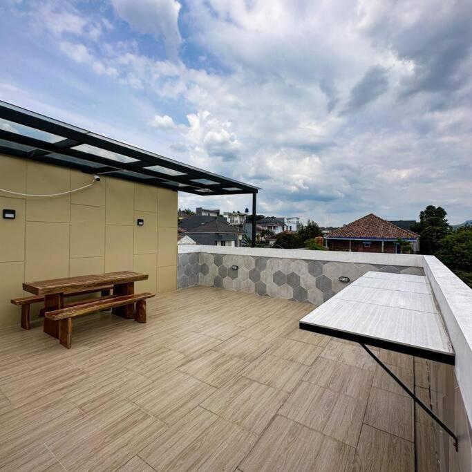 55 With Pool, Karaoke And Rooftop Villa Bogor